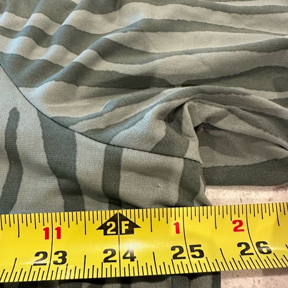 NWT-IMAN Green Zebra Print Blouse - Picture 4 of 7